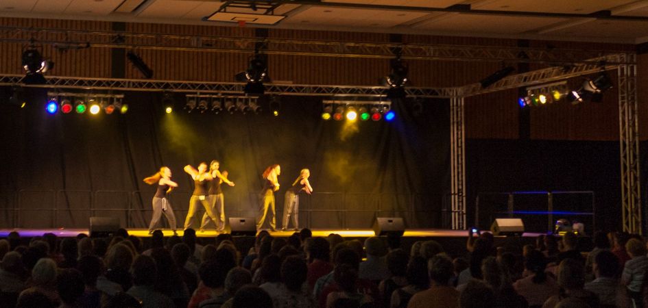 Die Mädels auf der Bühne bei der großen Tanzgala des SV Grafenwöhr.